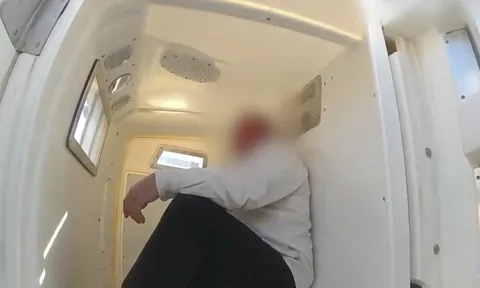 Mở cửa toilet khi máy bay chưa hạ cánh, người đàn ông đối mặt án tù 14 năm