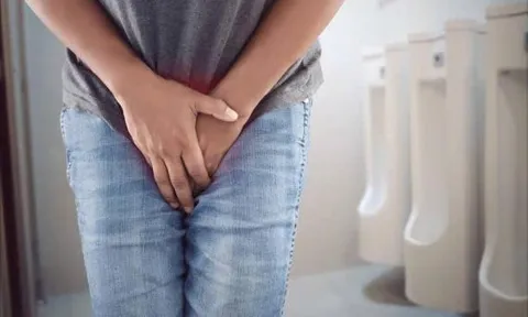Nam thanh niên hốt hoảng vì giòi bò ra từ đường tiểu, bác sĩ tiết lộ nguyên nhân khó tin