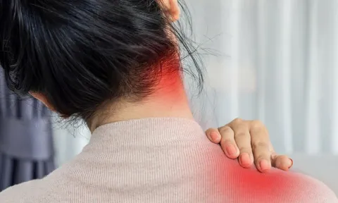 Tự bẻ cổ để đỡ mỏi, người phụ nữ tê nửa người, phải nhập viện khẩn cấp