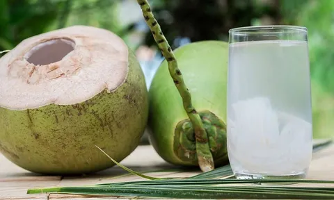 Tưởng bổ dưỡng, nước dừa có thể gây hại nếu bạn thuộc 6 nhóm sau