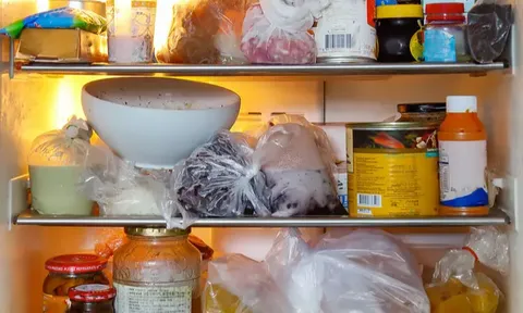 Tủ lạnh không phải “két sắt thực phẩm”: Người đàn ông 53 tuổi mắc ung thư dạ dày vì trữ thực phẩm sai cách