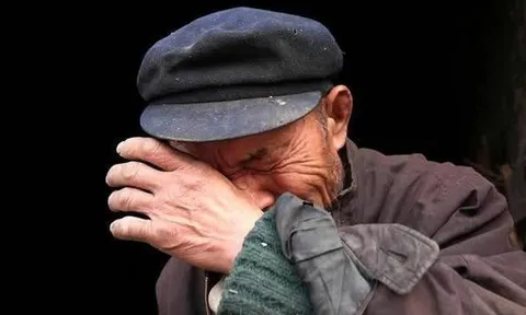 Tin con là nơi gửi gắm tuổi già, ông lão U70 ngậm ngùi nhìn sổ tiết kiệm bị vét sạch