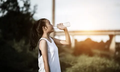 Cảnh báo 3 sai lầm phổ biến khi uống nước mùa nóng: Tưởng mát mà hại thân