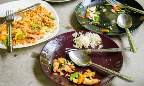 Ăn lại đồ thừa để tiết kiệm, cả nhà 3 người nhận cái kết đắng lòng