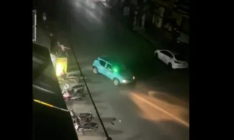 Bắc Ninh: Video ghi lại cảnh taxi tông người đi đường, nhóm thanh niên lao vào đáp trả