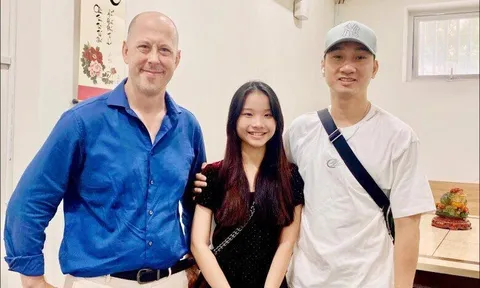 Con gái MC Thành Trung nức nở khi xa ông bà nội người Hà Lan, cảnh bịn rịn tại sân bay khiến mẹ xúc động