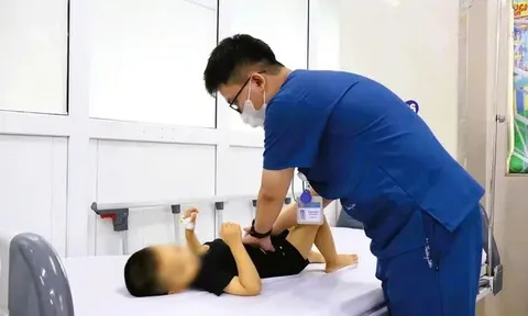 Bé gái 3 tuổi nguy kịch sau khi uống nước lá lộc mại “truyền miệng” chữa táo bón