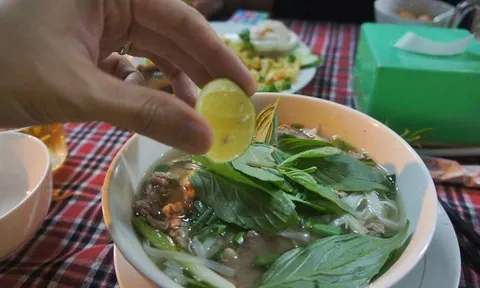 Vì sao nên vắt chanh khi ăn phở? Câu trả lời khiến nhiều người bất ngờ