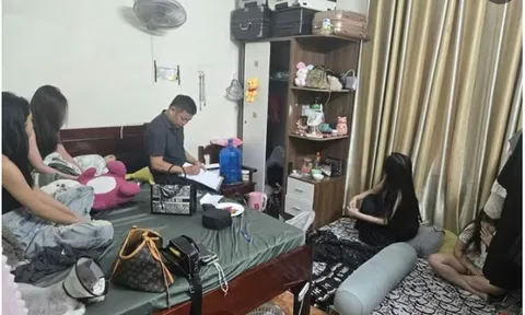 Phát hiện 4 cô gái trẻ đang làm điều mờ ám trong phòng trọ khóa trái cửa