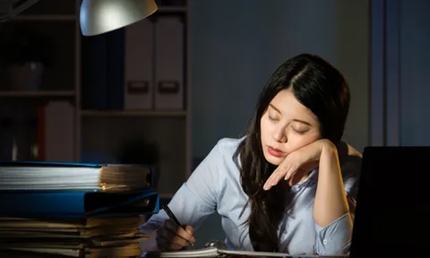 Nhận diện sớm 3 tín hiệu thận “kêu cứu” vì thói quen thức khuya