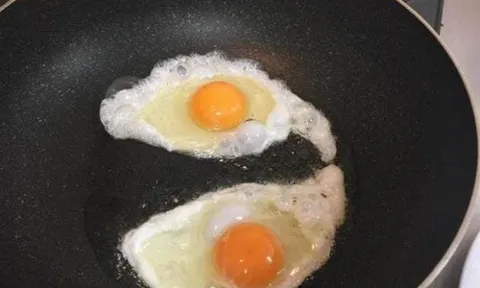 Gia đình ba người phải nhập viện sau bữa trứng rán, bác sĩ tiết lộ lý do khiến ai cũng bất ngờ