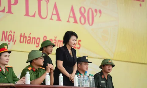 Doanh nhân Trần Thị Lan trao quà động viên lực lượng A80 Bộ Công an