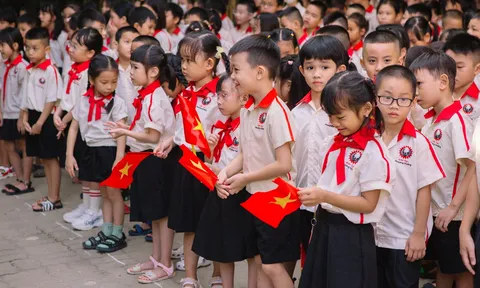 Dù đã được miễn học phí, học sinh vẫn phải đóng những khoản này