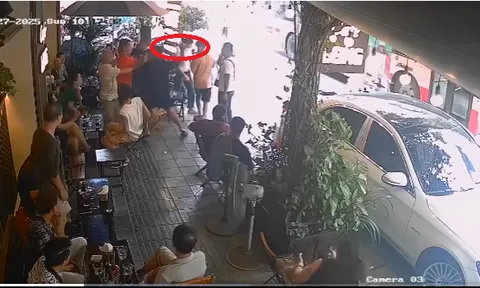 Nhắc nhở đỗ xe trước cửa quán, hai cha con bị nhóm người đi “xe sang” hành hung, camera ghi lại gì?