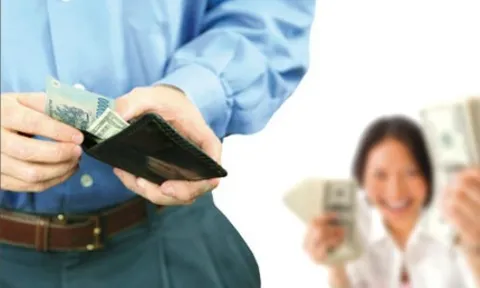 Kế hoạch cưới xin lung lay vì bạn gái tiêu pha vô tội vạ