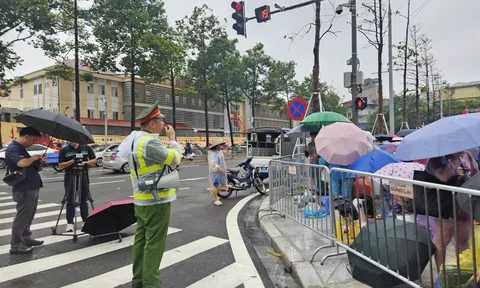 Vì sao Công an Hà Nội phải nhắc nhở người dân dựng lều qua đêm chờ xem diễu binh?