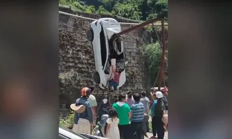 Clip: Ô tô bị dầm sắt đâm xuyên, treo chênh vênh trên không, người dân liều mình cứu nữ tài xế