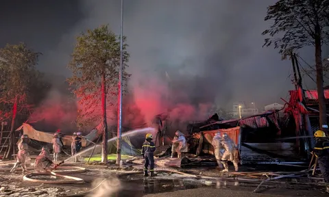 Hà Nội: Huy động 6 xe chữa cháy cùng gần 50 cán bộ chiến sĩ khống chế vụ hoả hoạn lớn lúc rạng sáng