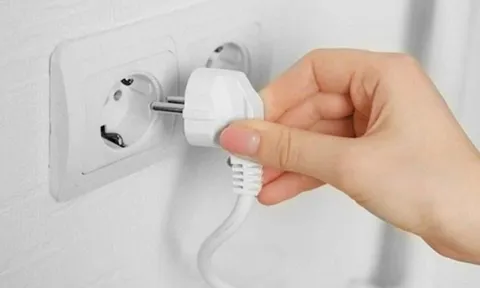 Hóa đơn điện giảm ngay khi rút phích cắm ban đêm – mẹo tiết kiệm đơn giản ai cũng làm được