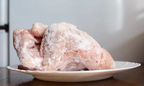 Đừng nấu vội: 5 thực phẩm tiềm ẩn nguy cơ khi lấy trực tiếp từ tủ đông