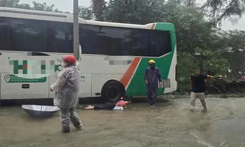 Hà Nội: Nhiều người nghi bị điện giật khi đi qua điểm ngập nước ở nút giao Tú Mỡ – Phạm Hùng
