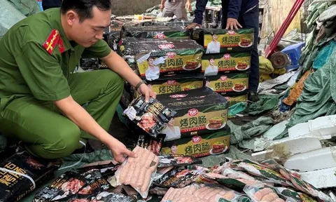Ngăn chặn kịp thời gần 1,7 tấn xúc xích trôi nổi chuẩn bị “tuồn” ra thị trường