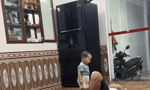 Thấy bố ngã lăn ra sàn, cậu bé lon ton mở tủ lạnh lấy thứ này khiến dân mạng cười ngất