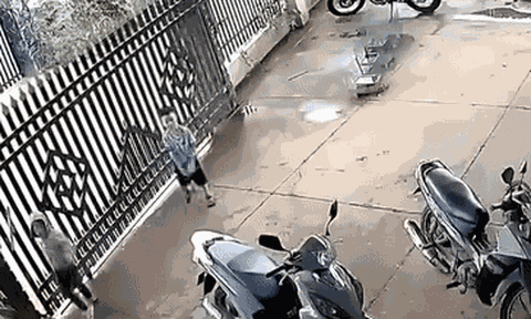 Khoảng khắc thót tim: Cổng sắt bất ngờ đổ sập, hai bé trai thoát nạn trong gang tấc