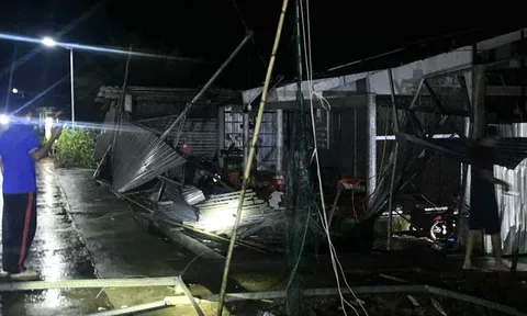 Clip: Lốc xoáy cuốn bay nhiều nhà dân ở Cà Mau, thiệt hại gần 1 tỉ đồng đáng sợ thế nào?