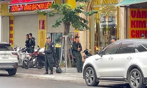 Công an phong tỏa khu phố sầm uất ở Thanh Hóa, khám xét loạt tiệm vàng lớn