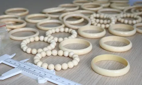Bất ngờ thu giữ hàng chục vòng đeo tay nghi làm từ ngà voi hiếm