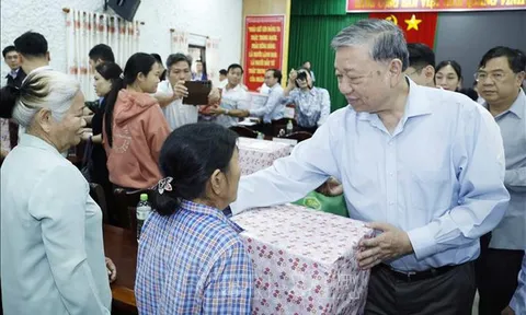 Tổng Bí thư Tô Lâm thăm, tặng quà người dân bị ảnh hưởng do mưa lũ tại Huế