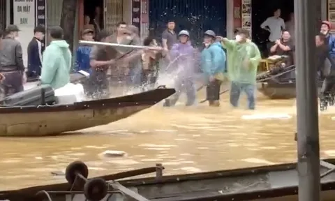 Nhóm người "hỗn chiến" giữa ngập lụt ở Huế, công an vào cuộc