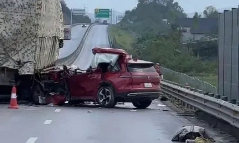 Thanh Hóa: Ô tô va chạm với xe đầu kéo trên cao tốc khiến 4 người thương vong