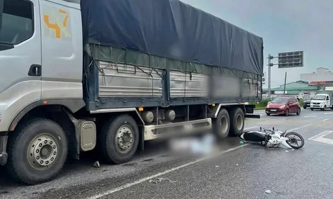 Thương tâm 2 cô gái đi xe máy tử vong tại chỗ sau va chạm với xe tải