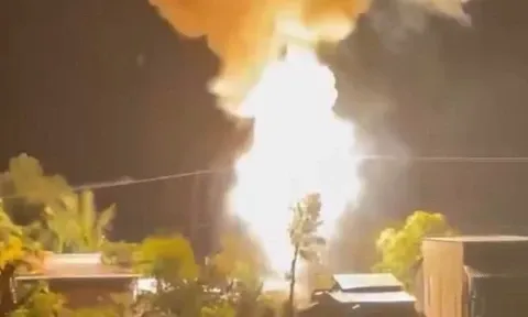 Clip: Trụ điện phát nổ, cháy lan 4 nhà dân ở Đồng Tháp