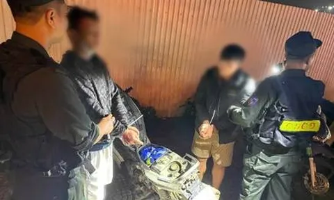 141 Hà Nội phát hiện bí mật dưới yên xe của 2 đối tượng không đội mũ bảo hiểm