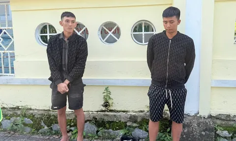 Bí ẩn trong chiếc túi ni lon màu đen của 2 thanh niên đi xe mô tô không rõ BKS