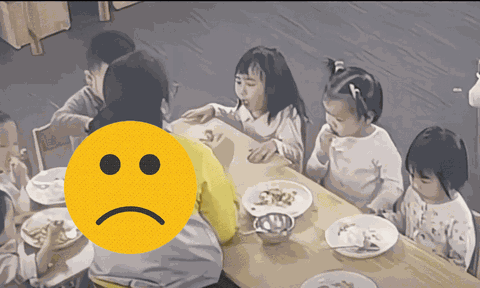 Cô giáo đút cơm thô bạo ở lớp mầm non gây phẫn nộ: Bé muốn ói vẫn bị ép ăn liên tục