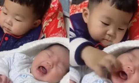 Em sơ sinh khóc mãi không nín, anh trai 2 tuổi liền làm một hành động cực thông minh khiến người mẹ ngỡ ngàng