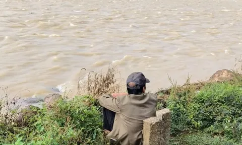 Cả tuần trôi qua vẫn chưa có tung tích gì của con, người cha làm 1 điều khiến ai cũng xót xa