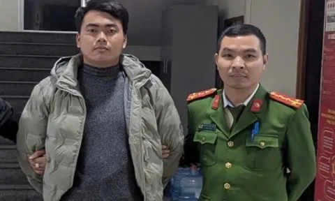 Nguyễn Duy Long ra đầu thú