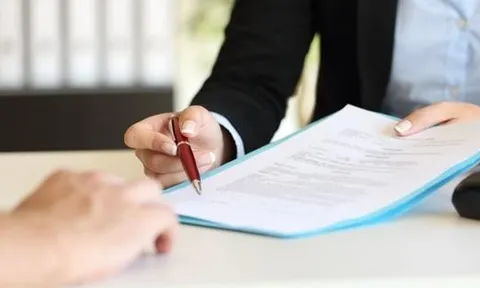 Có bắt buộc phải thỏa thuận nội dung về tiền thưởng trong hợp đồng lao động không?