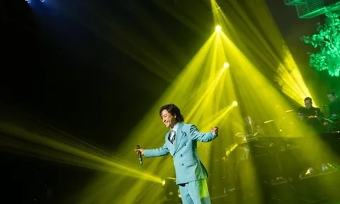 Tuấn Hưng bùi ngùi trên sân khấu khi nói về người mẹ vừa khuất bóng