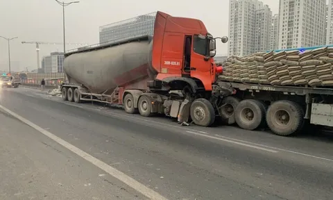 Hai xe đầu kéo tông nhau trên Vành đai 3, tài xế nhập viện, giao thông ùn ứ