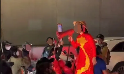 Danh tính người phụ nữ đứng trên yên xe máy, cầm loa hô hào "đi đua" là ai?