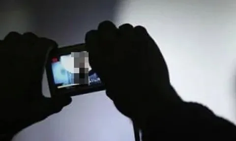 Khi những video cũ rò rỉ, người đàn ông nói 'chấp nhận quá khứ' đã quay lưng