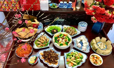 Ngày Tết thắp hương cúng lễ, đồ ăn thức uống để lâu liệu có an toàn? Đâu là cách xử lý đúng