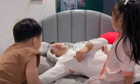 Cặp bố bỉm đẹp trai nhất miền Tây vất vả sang Thái thụ tinh, giờ các bé hiếu thảo, lấy tiền lì xì mua áo mới cho ba