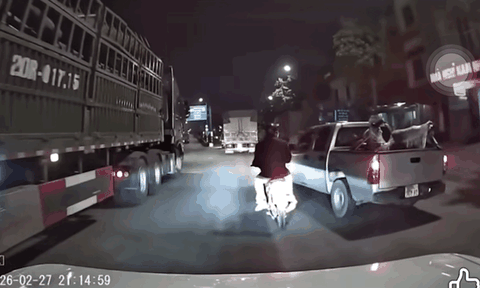 Vụ clip ô tô tạt đầu khiến xe máy chở trẻ em suýt ngã vào gầm xe tải: Danh tính tài xế